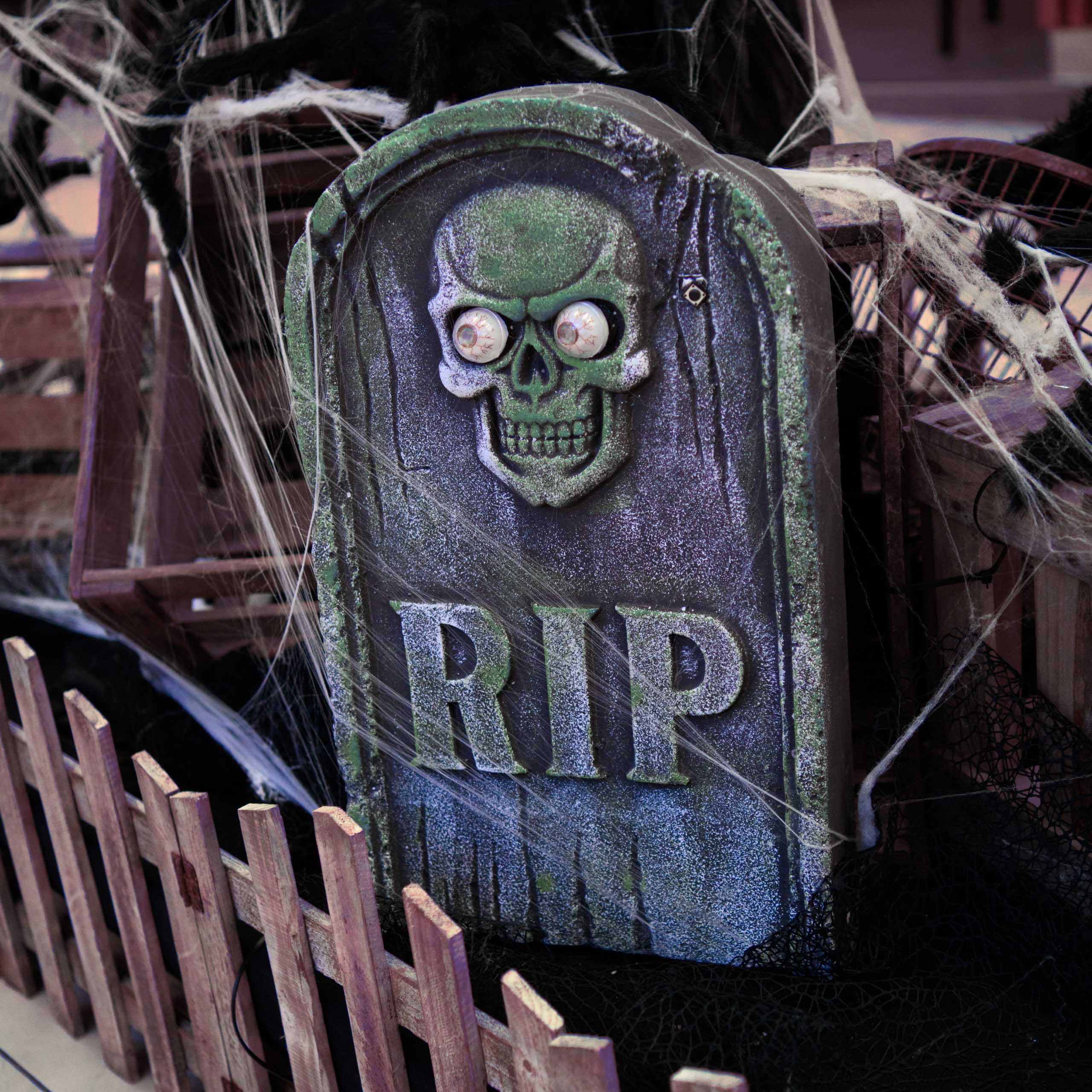 Gruseliges Grabstein-Display mit Totenkopf