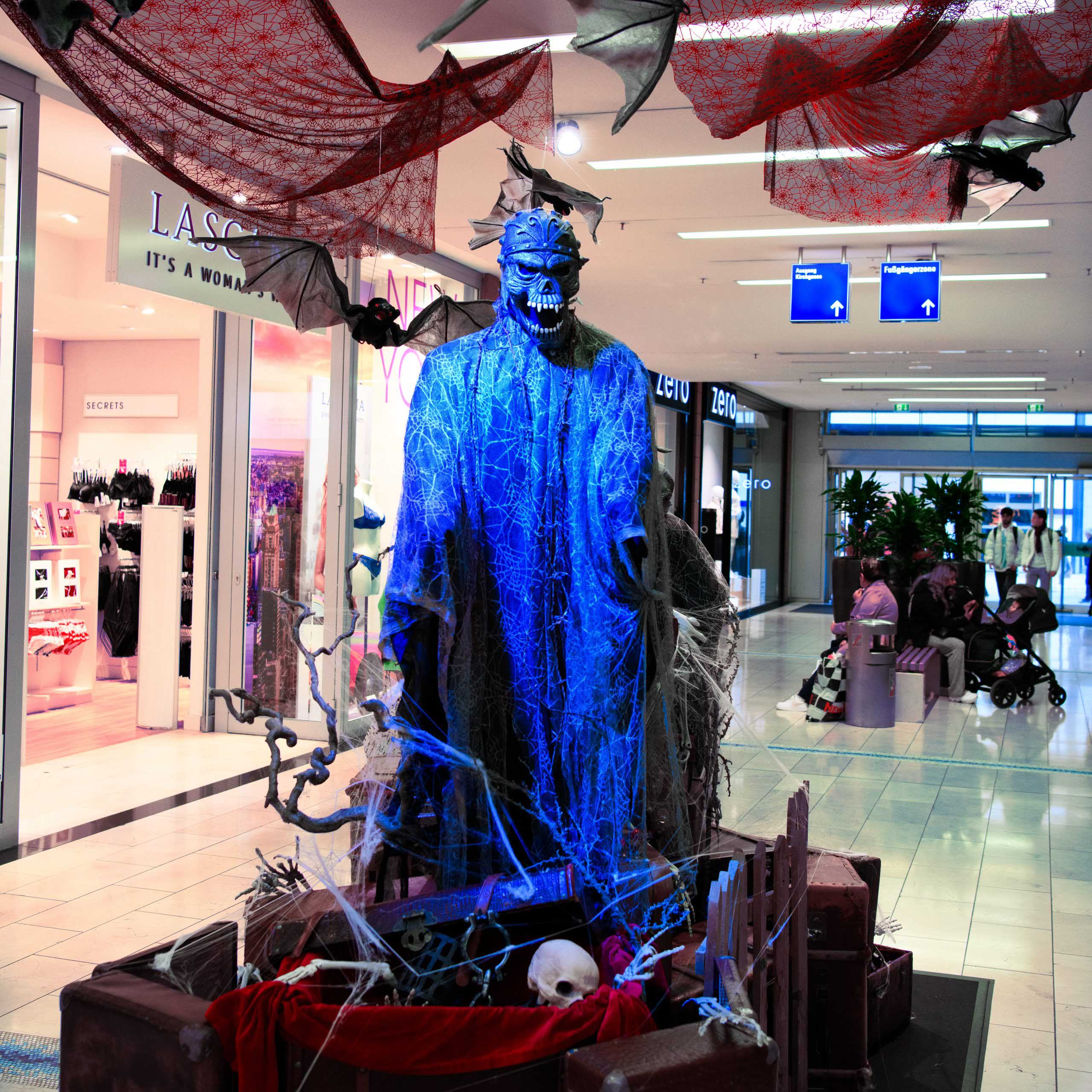 Blaue Geisterfigur in der Mall