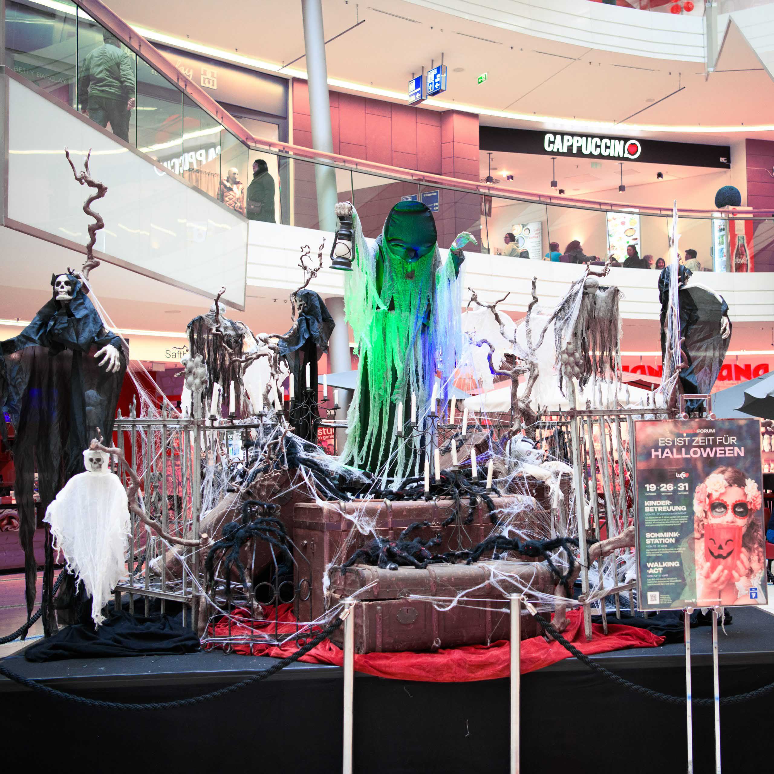 Halloween-Szenerie mit Geistern und Skeletten