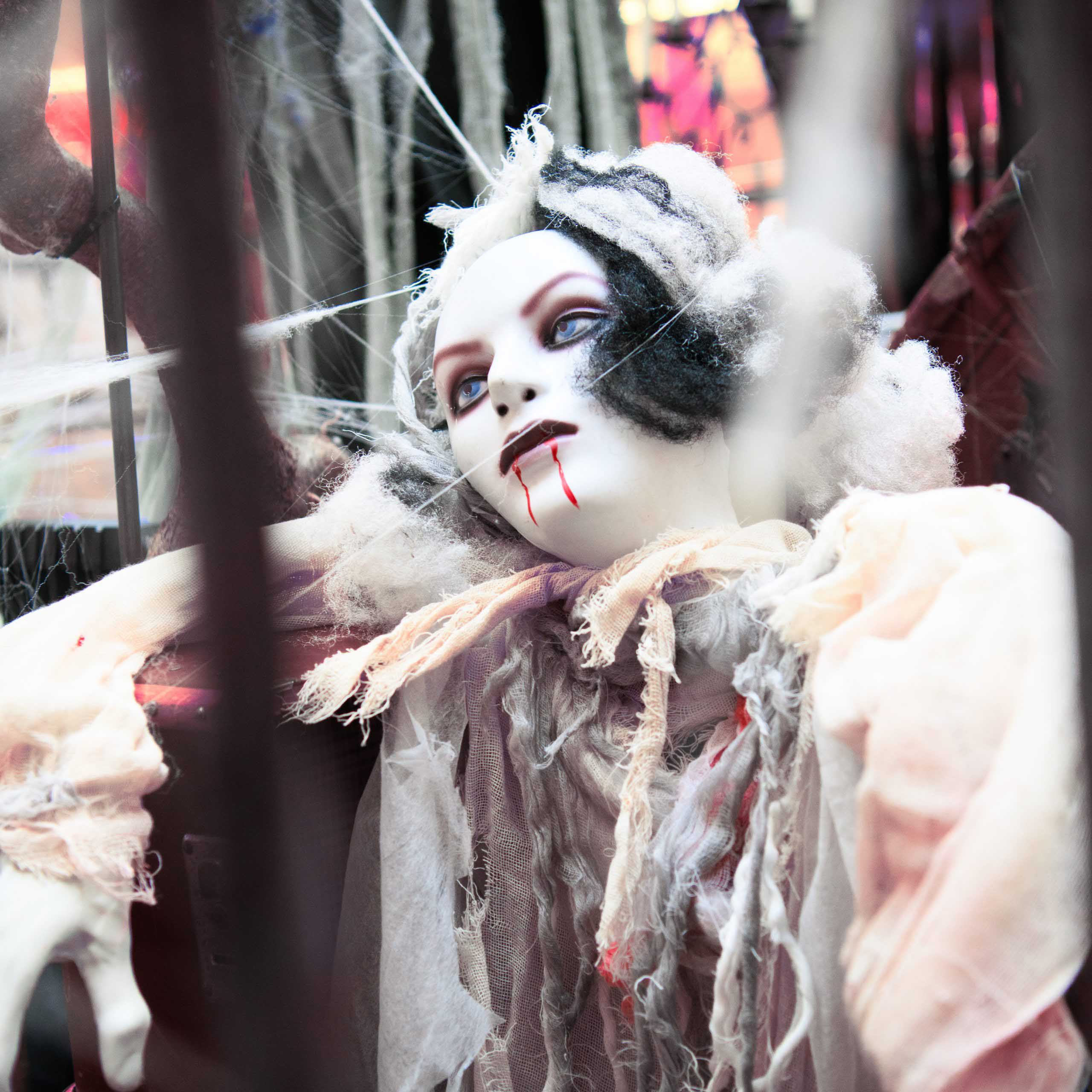 Gruselige Puppe mit verwittertem Gesicht