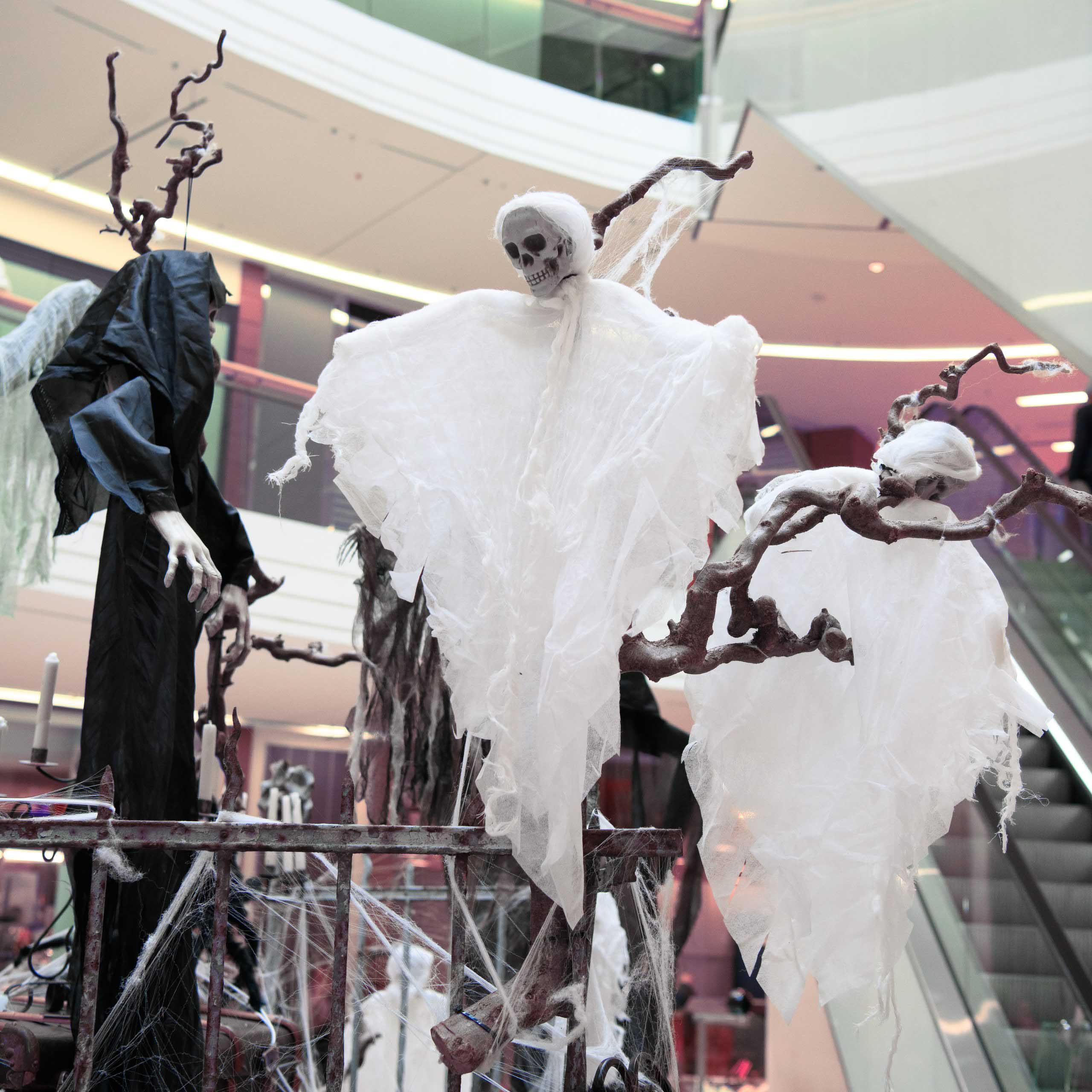 Fliegende Geister über einer Halloween-Landschaft