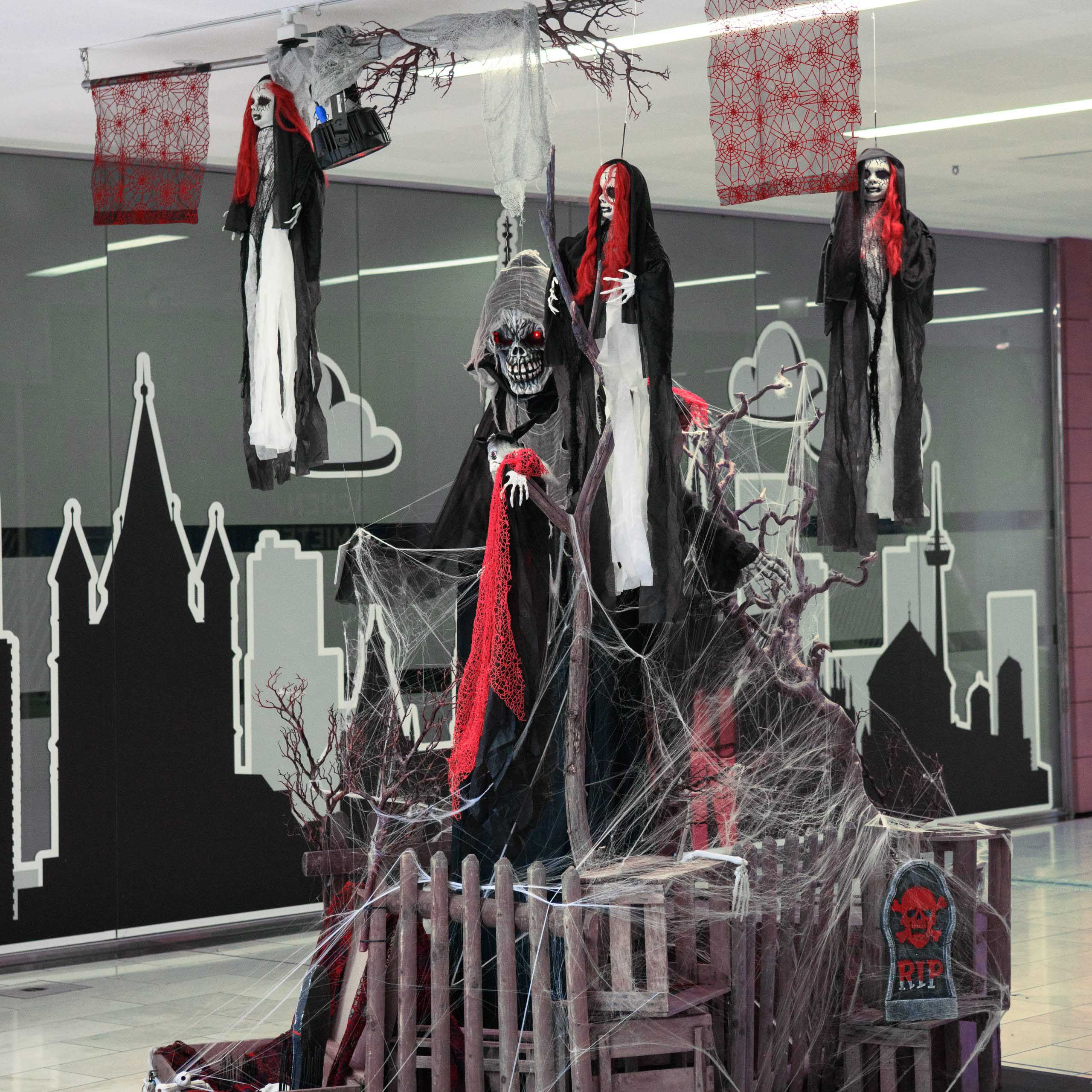 Halloween-Installation mit Nonnenfiguren