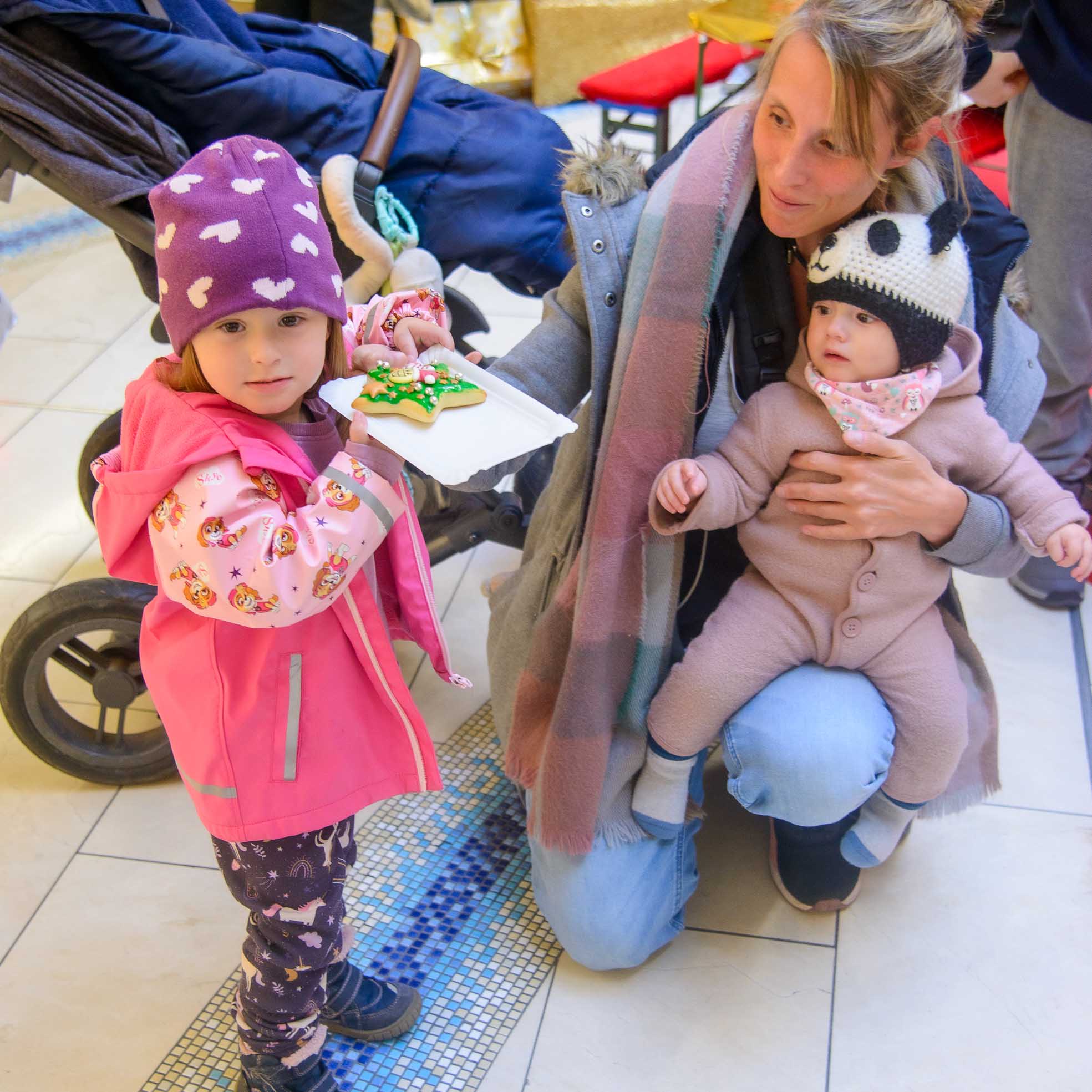 Familienbesuch in der Weihnachtsbäckerei