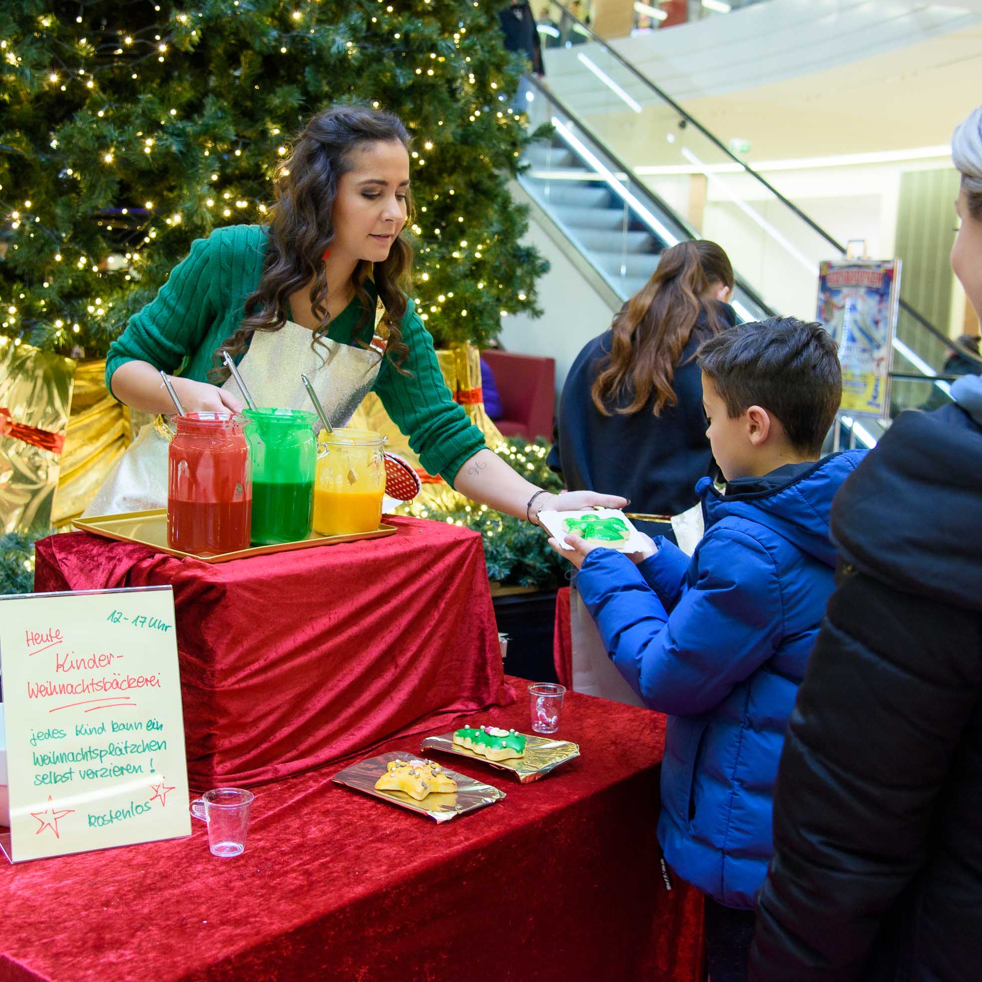 Plätzchen verzieren in der Weihnachtsbäckerei