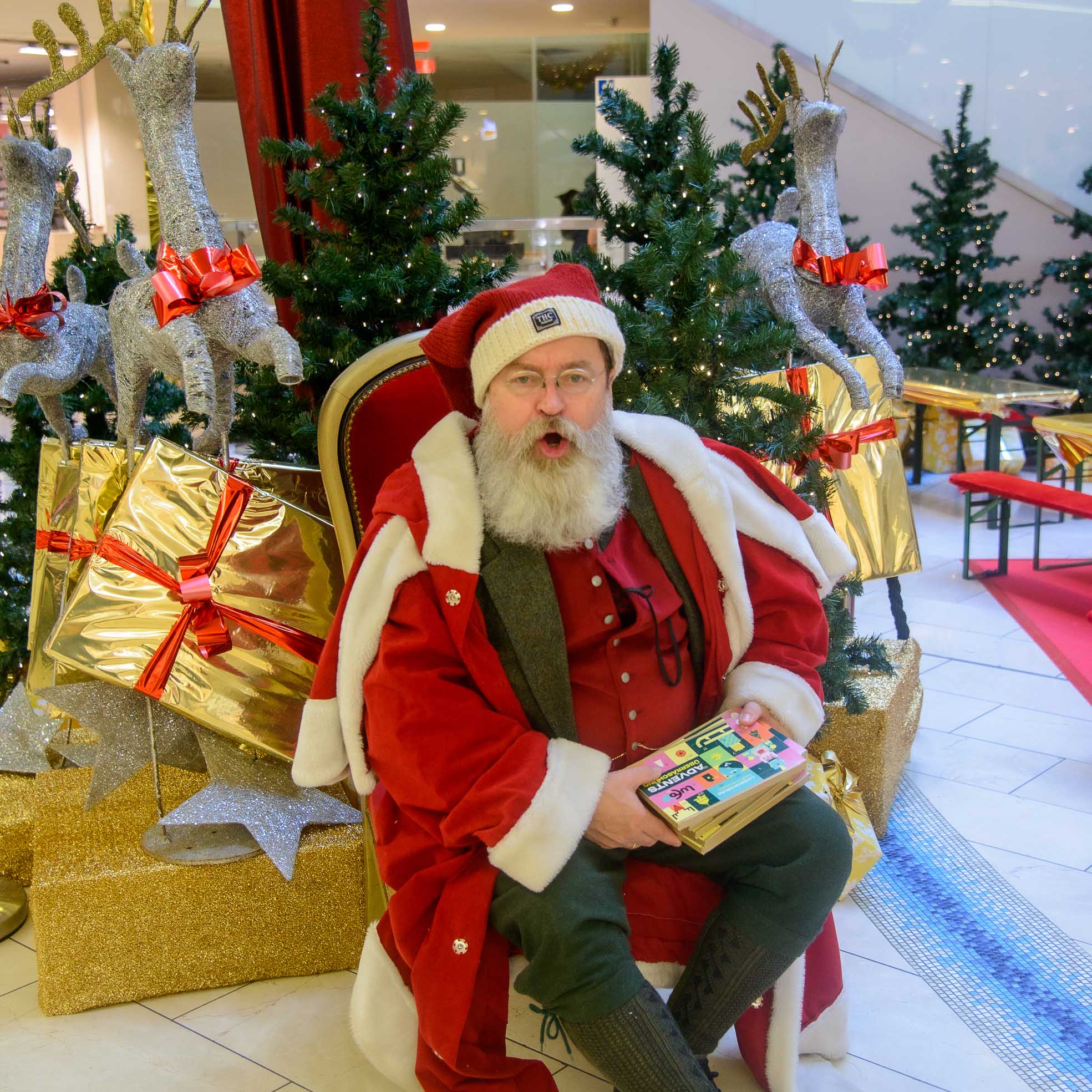 Nikolaus auf dem Weihnachtsstuhl