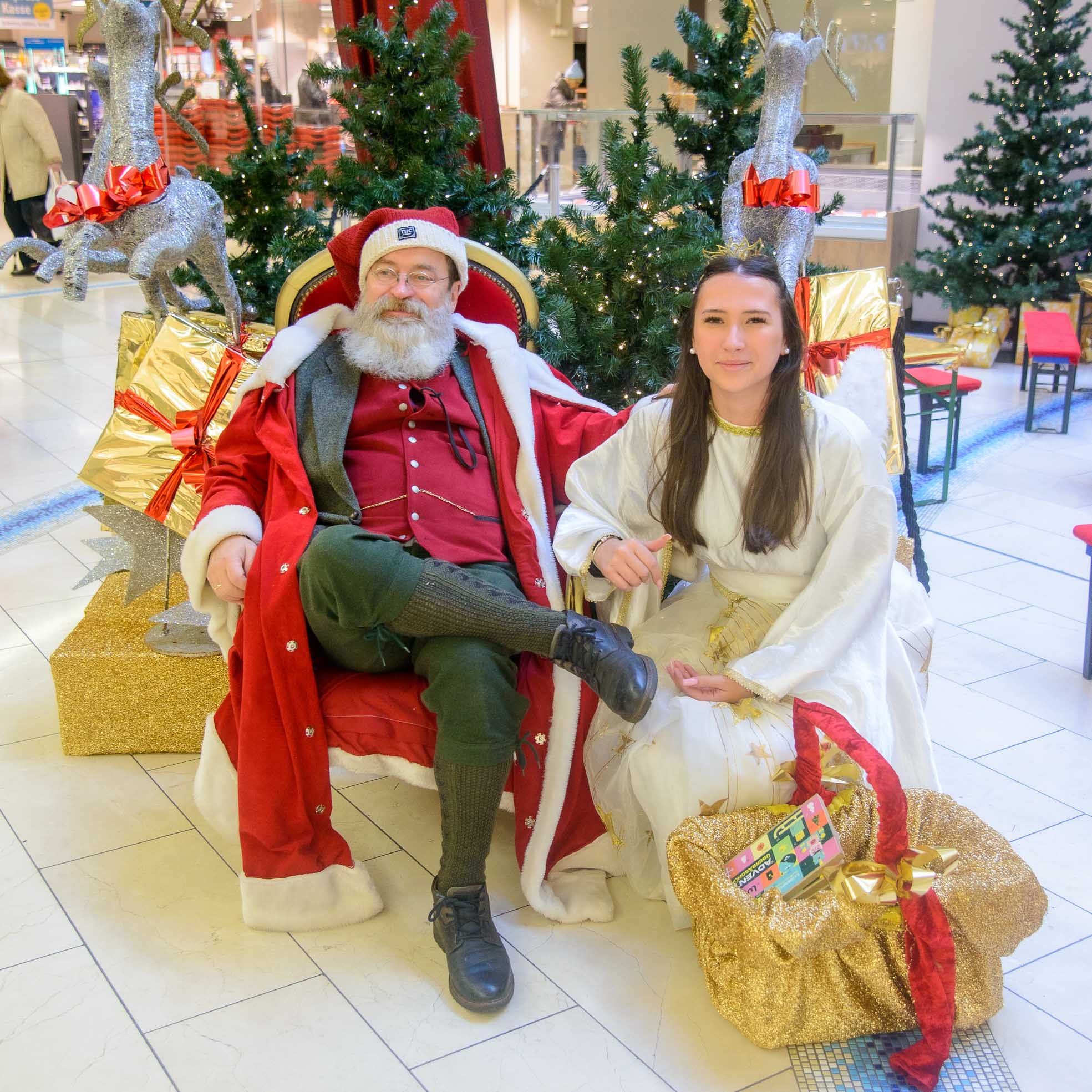 Nikolaus mit Engel auf dem Weihnachtsthron