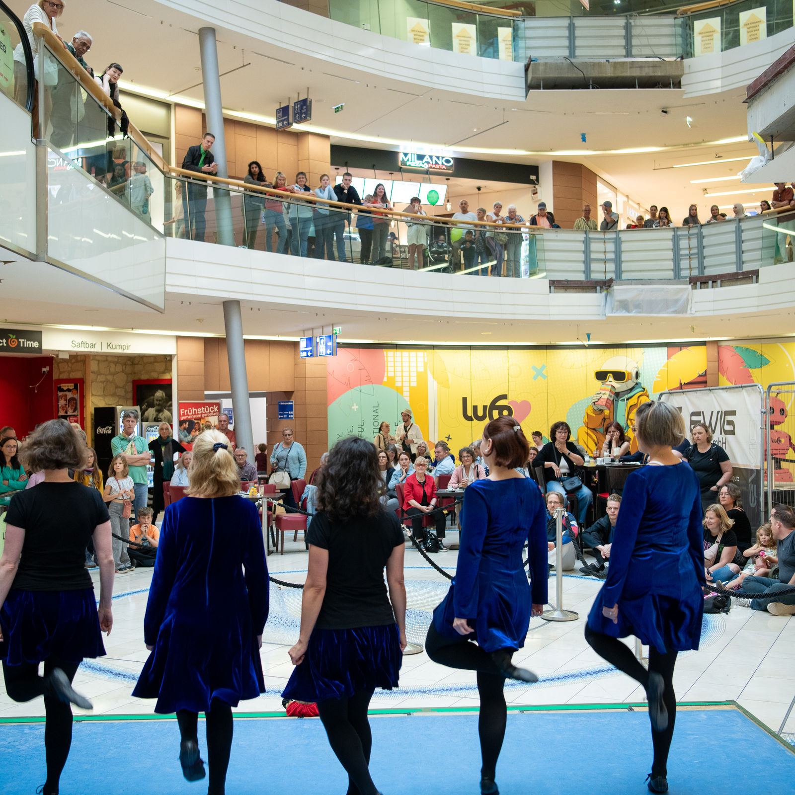 Tanzaufführung mit blauen Kleidern