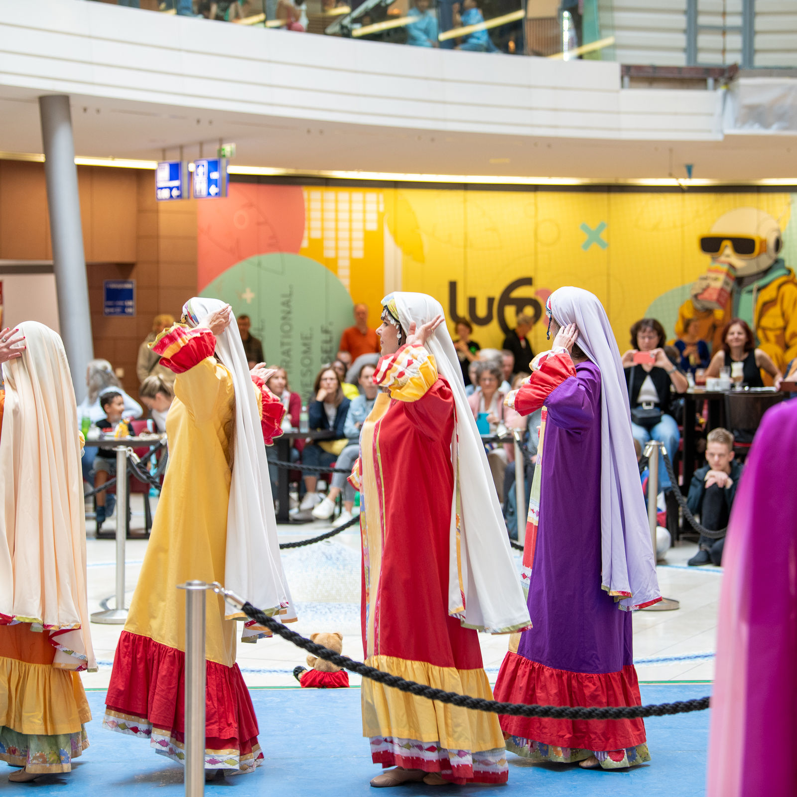 Tanzgruppe in traditionellen Kostümen