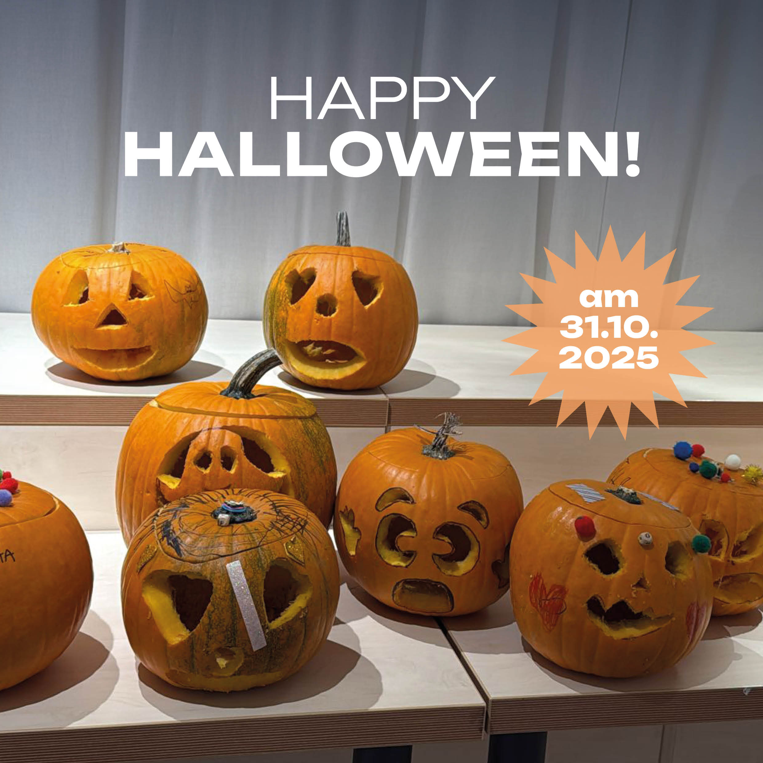 ChatGPT: Mehrere geschnitzte Kürbisse mit verschiedenen Gesichtern stehen auf Tischen vor einem grauen Vorhang, darüber steht der Text „HAPPY HALLOWEEN!“ und daneben ein orangefarbener Stern mit „am 31.10.2025“.