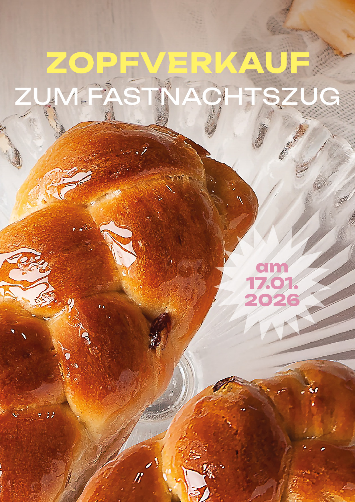 Frisch gebackene, glänzende Hefezöpfe auf einer Glasplatte mit dem Hinweis „Zopfverkauf zum Fastnachtszug – 17. Januar 2025“ im LuisenForum.